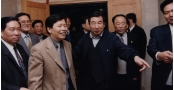 2000年国务院副总理李岚清在董事长陪同下参观信誉最好的20个网投网站－7